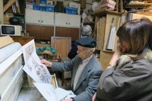 Venancio Blanco e Isabel Bernardo eligiendo los dibujos para el libro del Pregón de Semana Santa 2016