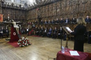 SEMANA SANTA 2017 – Poeta ante la Cruz (Isabel Bernado en Catedral Nueva de Salamanca ante el Santísimo Cristo de la Agonía Redentora)