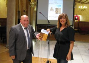 Isabel Bernardo presentando el libro de Julián Martín