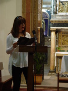 Recitando ante el sepulcro de San Juan de la Cruz