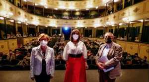 Teatro Liceo de Salamanca: Isabel Bernardo junto a la presidenta del Centro de Estudios Salmantinos, Mª Jesús Mancho, y Santiago Juanes, quien contestó su Discurso de Ingreso en el CES