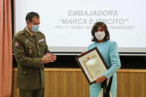 Isabel Bernardo recibiendo la credencial e insignia como  'Embajadora de la Marca Ejército de España'